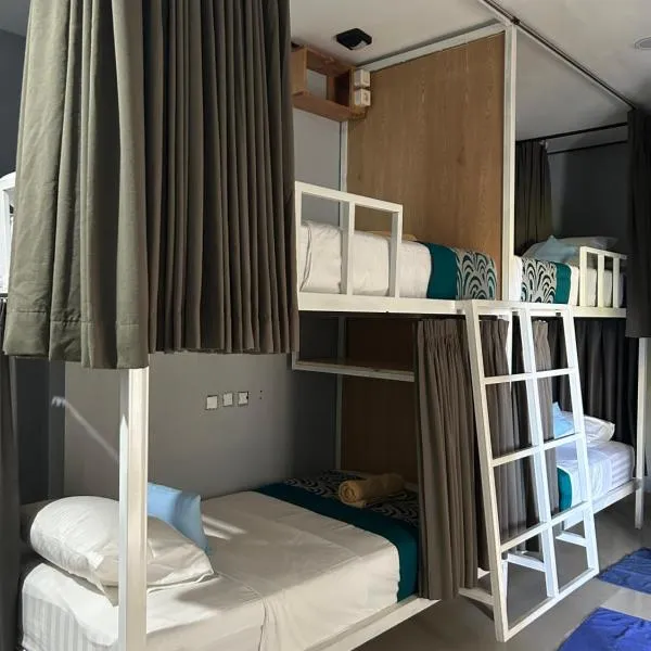 blue waves hostel amed, hotel in Amed