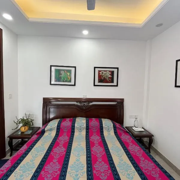 Fully Furnished Comfortable Rooms in Hauz Khas - Woodpecker Apartments, hotel in New Delhi