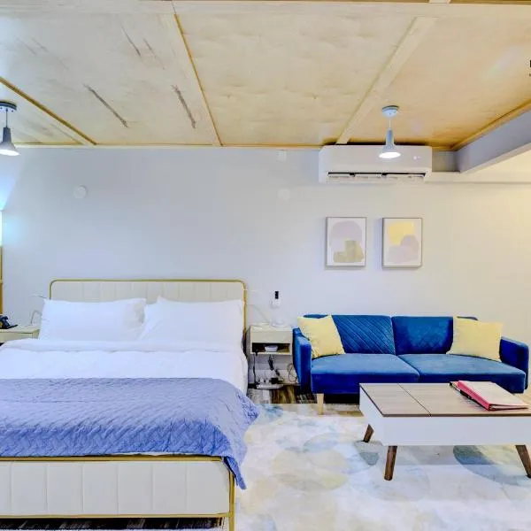 The Moose #5 - Modern Comfy Studio with King Bed, Free Parking & Fast WiFi, hotel in Memphis
