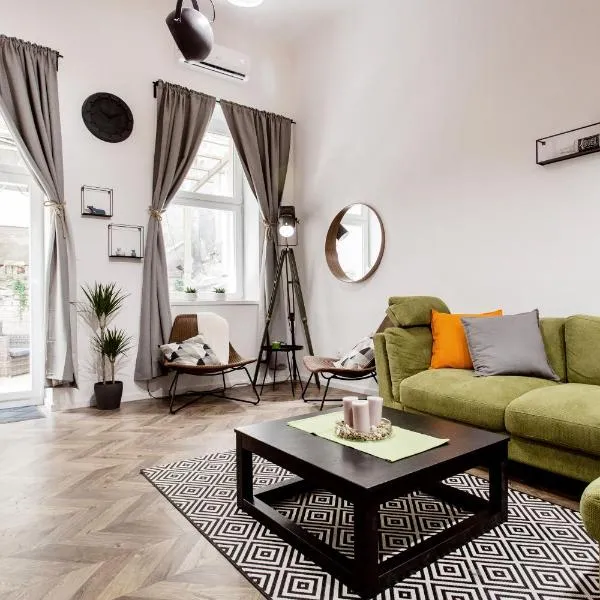 Walk to Nightlife from Quiet Condo - SPECIAL OFFER，位于布达佩斯的酒店