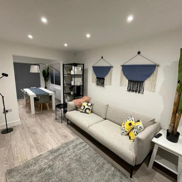 New 4 bedrm house! Parking. 10min to City / Etihad, Manchester