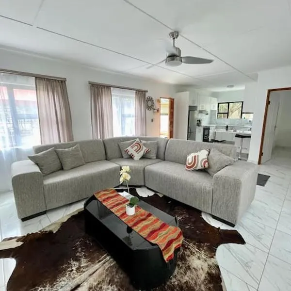 Luxury 1 Bdr Garden Cottage, Hotel in Windhoek