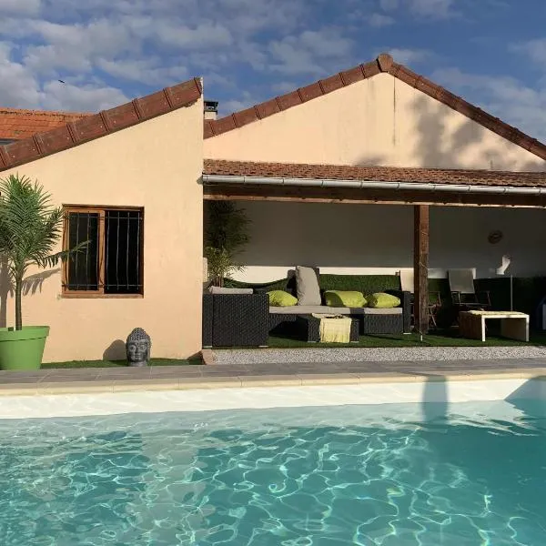 Maison Piscine et Jacuzzi, hotel in Saint-Germain-des-Fossés