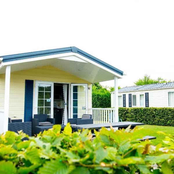 Chalet with veranda near Drunense Dunes