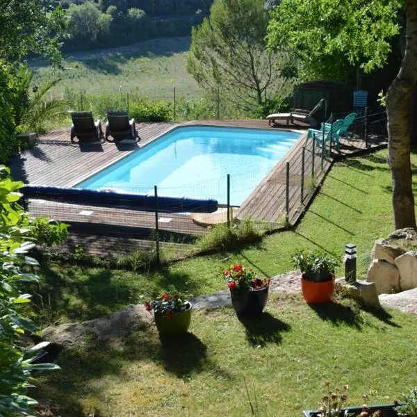 Chalet, calme, absolu, superbe vue, et piscine (en été),位于Ventenac-Cabardès的酒店