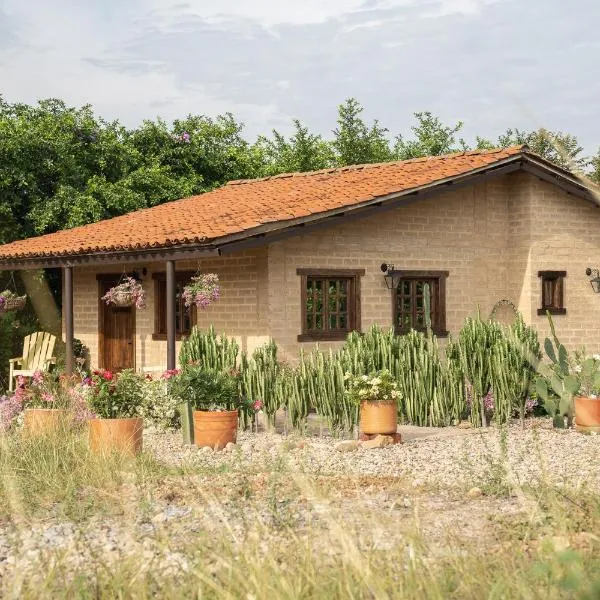 Privada y comoda cabaña, Casa Margarita, Villavieja, hotel in Villavieja