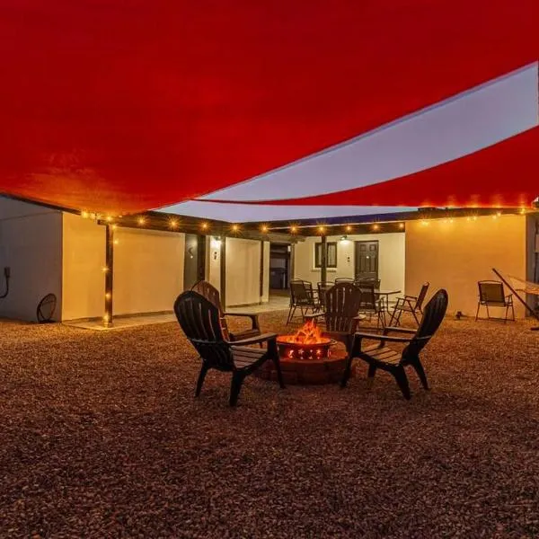 Phoenix Retreat - 2 Bedroom Home with King-Size Bed - 3 Smart TVs - 10 min from Airp - Unit A, hotel in Phoenix