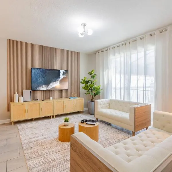 Family 4BR w Private Pool near Disney Parks, hotel a Kissimmee