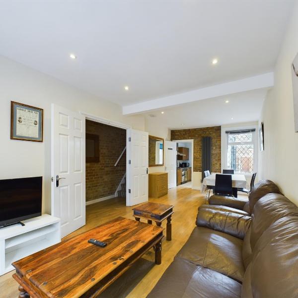 Cosy 4 bedroom, 3 bathroom home - 5 mins from East Croydon station