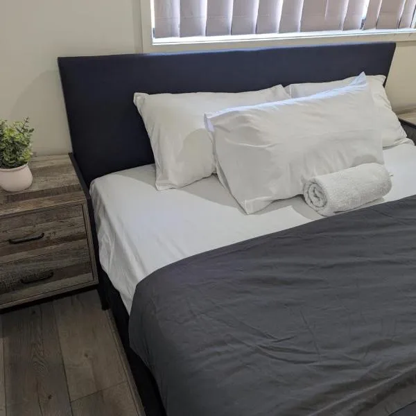 Huge Holiday Home 4Beds 2Baths in Gladstone near Shopping Center, hotel u gradu 'Gladstone'