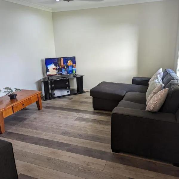 Christa's 4Bedroom Entire Private House Gladstone City, hotel di Gladstone