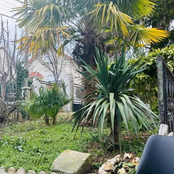 Appartement avec jardinet, fête interdite !, hotel v destinaci Argenteuil