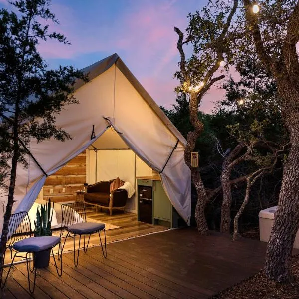 Oak Retreat Glamping With Private Hot tub, hotel in Luckenbach