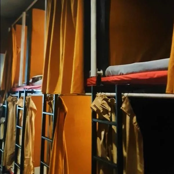 Rubikz Hostel & Cafe, Hotel in Surabaya