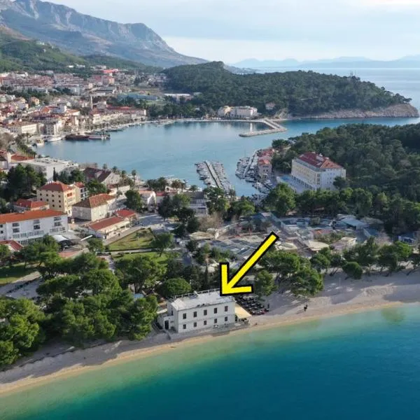 Beach rooms Riviera - Žuta Kuća, hotel v destinaci Makarska