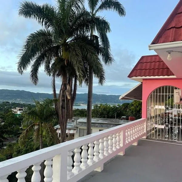 Three Palm Villa, hotel em Montego Bay