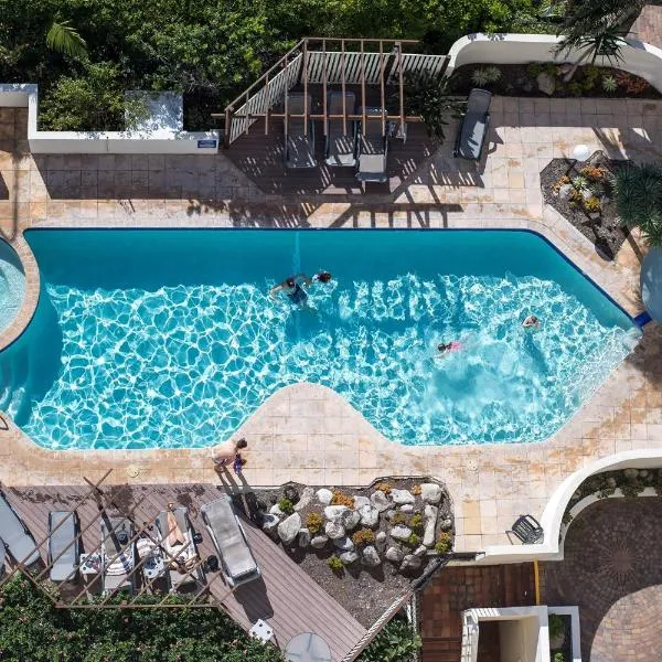 Deluxe Two Bedroom Apartment with Ocean Views, hotel u gradu 'Coolum Beach'