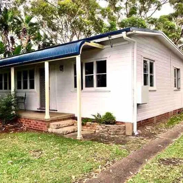 Cosy two bedroom bungalow close to lake and ocean, Hotel in Berrara