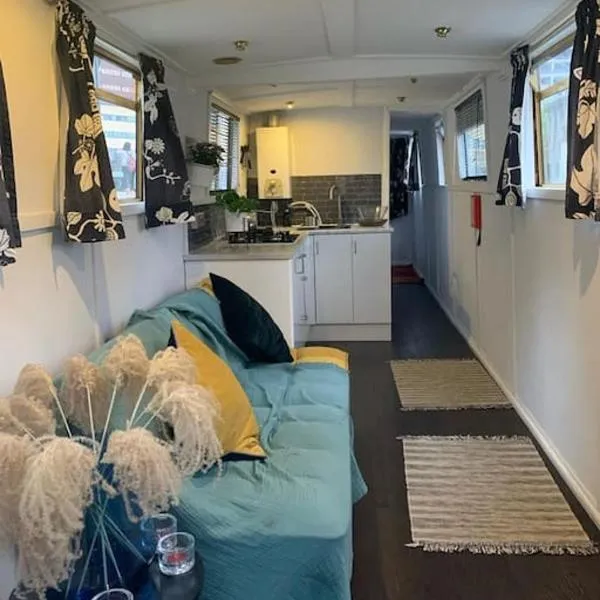 Narrow Boat moored in London, hotel en Londres