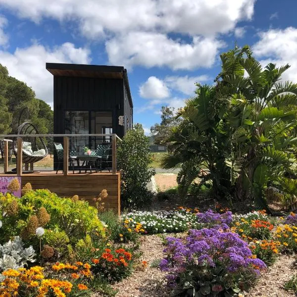The Pink Lake Tiny House - 'Sakura', hotel in Lochiel