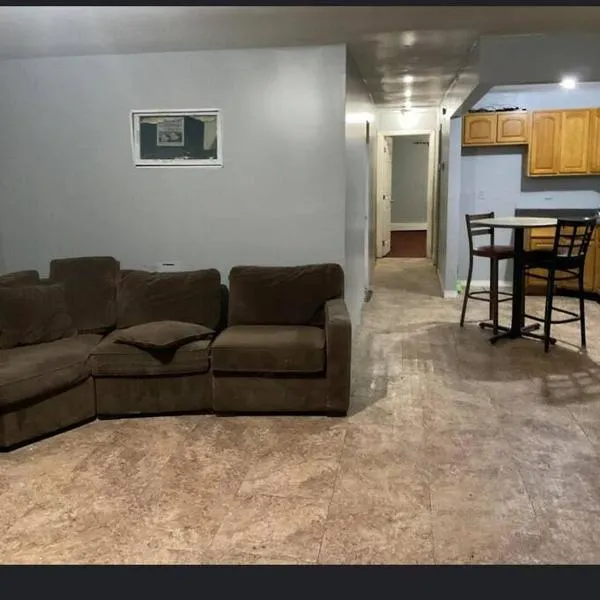 Room in a Beach House with King Size bed in a landlord hosted three bedroom apartment, hotel in Edgemere