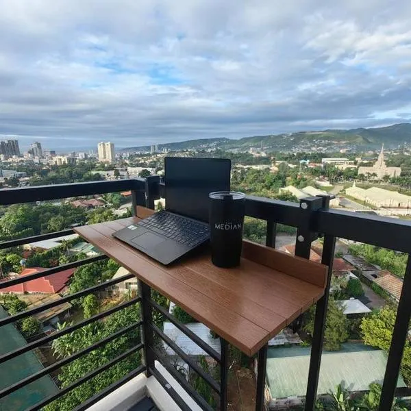 Studio Unit with Balcony at the Median, hotel in Cebu City