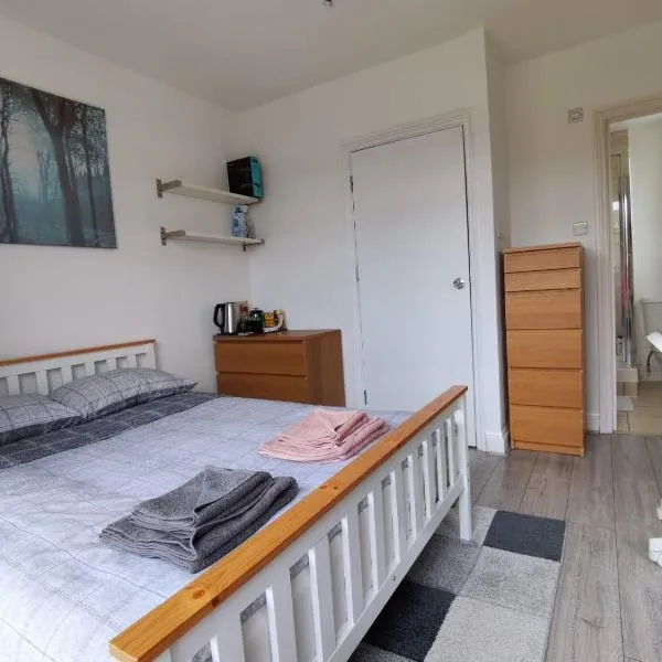 Double Bedroom with a balcony and ensuite bathroom for short or long stay in London Canary Wharf with direct train from Heathrow, also convenient from Stansted and Gatwick airport, 10 minutes to London City Airport and Excel, 16 minutes to Westminster，位于伦敦的酒店