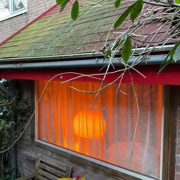 Tiny house for 2 with private garden, hotel u gradu Utreht