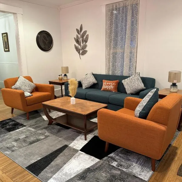 Beautiful Bungalow on Main, отель в городе Мэдисон