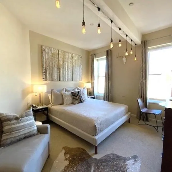 Independence Square 304, Stylish Hotel Room with Downtown Views & Great Location, hotel u gradu Aspen