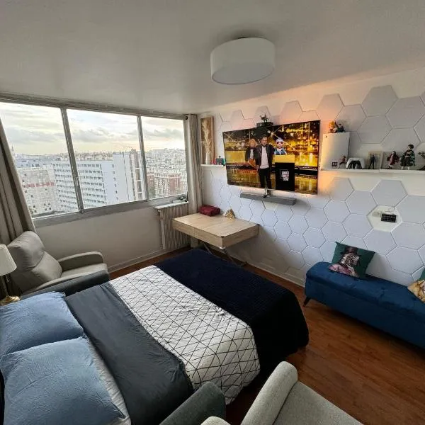 Guest room in a shared apartment - Metro 7 and Tramway T3a, hotel in Paris