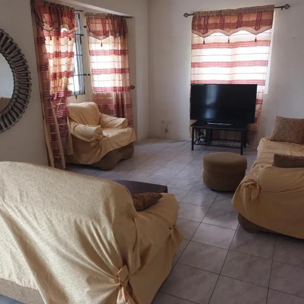 Super breezy cozynook !, hotel in Bridgetown