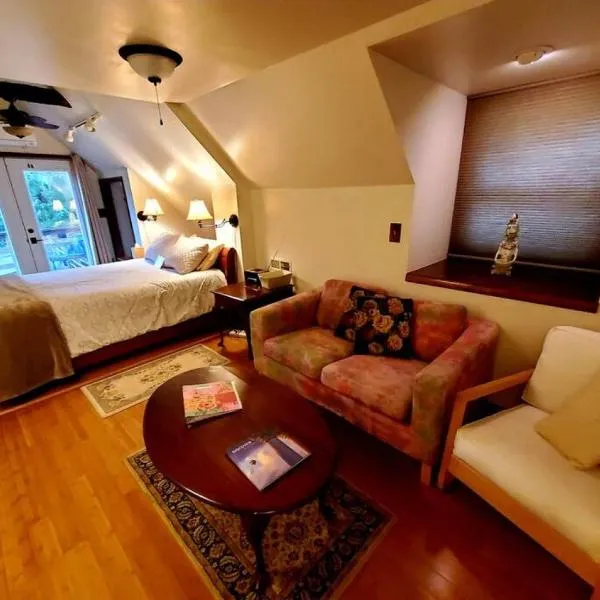 Balcony Suite at White Lotus Eco Spa Retreat, hotel in Stanardsville