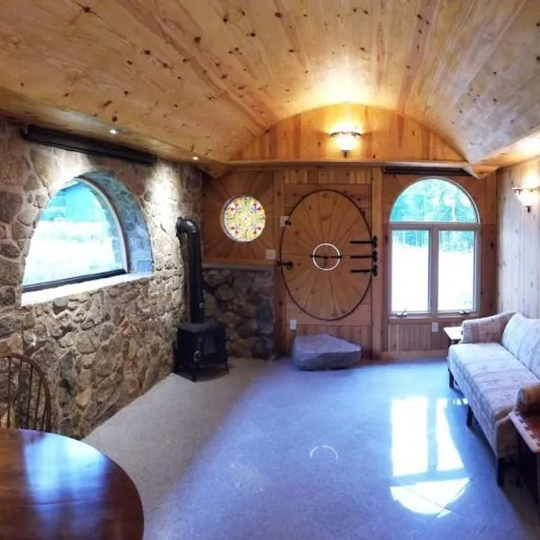 Shire Suite at White Lotus Eco Spa retreat, hotel in Stanardsville