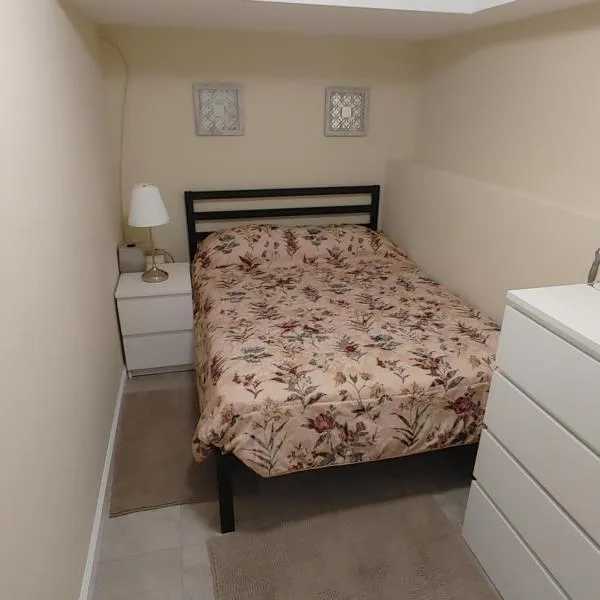 Guest house in a quiet peaceful area., hotel en Mariners Harbor