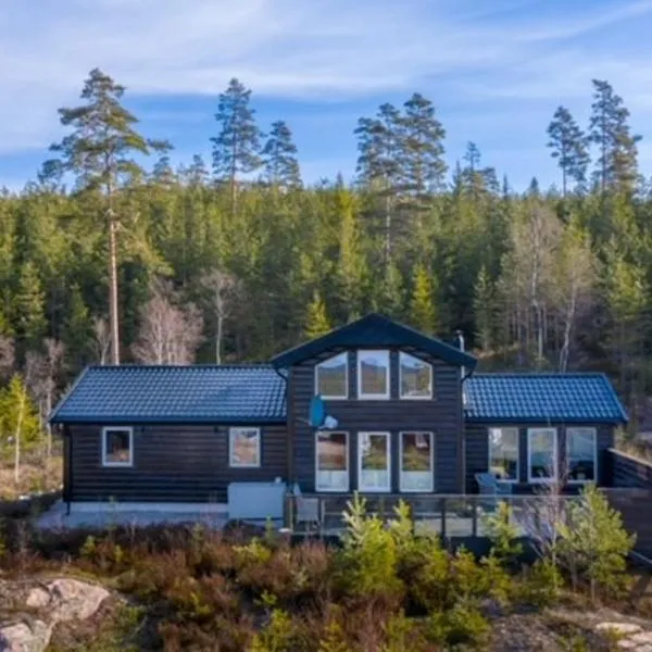 Moderne hytte ved sjøen med badstue, hotel in Rømskog