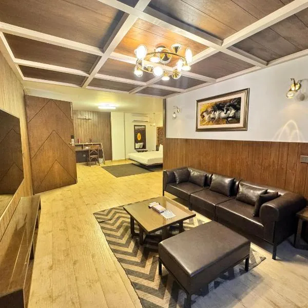 Signature By Hotel Crown Inn – hotel w mieście Karaczi