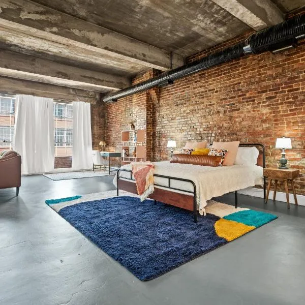 Charming Boho Loft on Historic Morris Ave，位于伯明翰的酒店