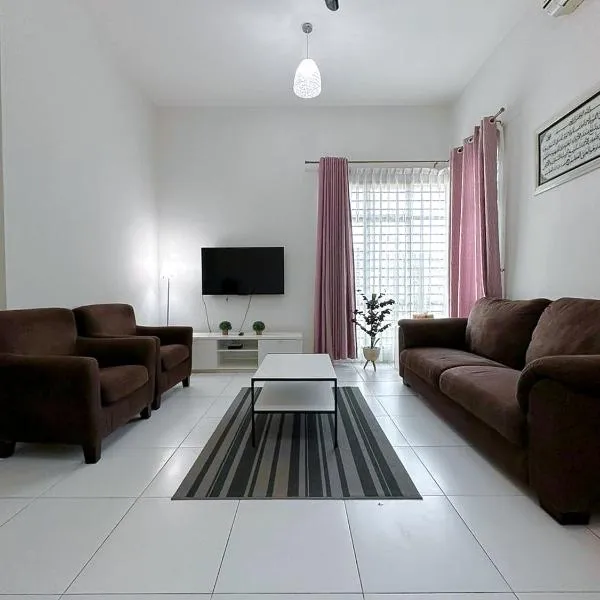 Cosy House For Family Or Group In Bukit Beruang Melaka, hotel in Kampong Pengkalan Batu