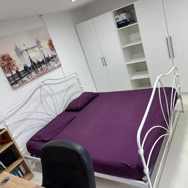 Separate One Bedroom Large Apartment in Slough, hotel en Slough