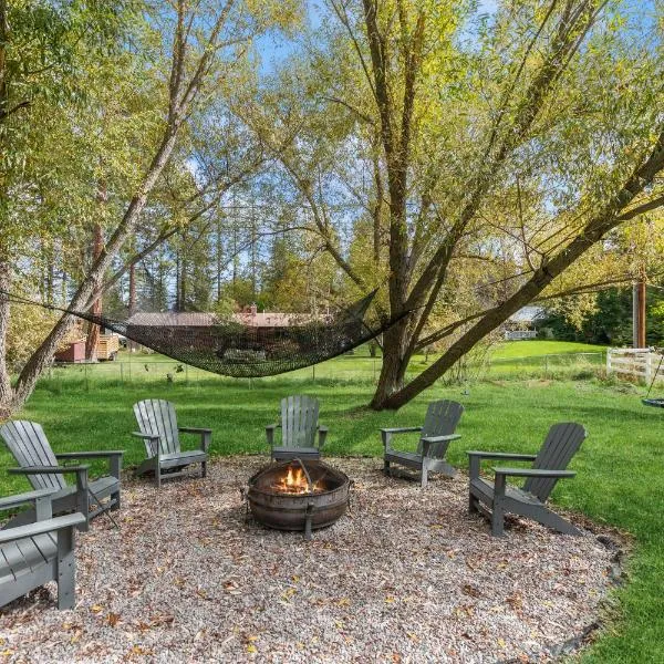 Open Sky Retreat - Hot Tub, Fire Pit, Large Yard, Comfy & Family Friendly, hôtel à Whitefish