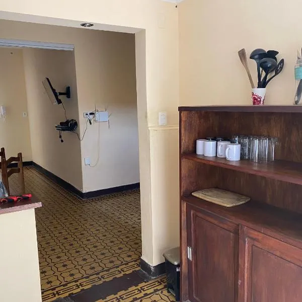 Apartamento para 8 personas frente a la plaza principal Mercedes Uruguay, hotel in Mercedes