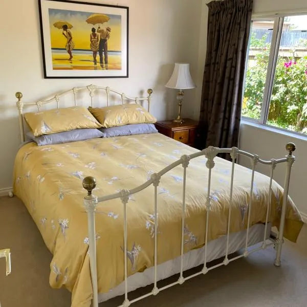 Spacious Home, Hotel in Paraparaumu