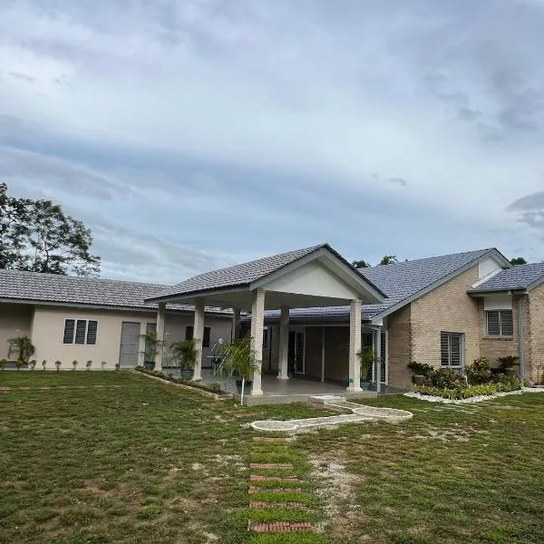 Sunny Lake House - Entire bungalow, 5 rooms, 16 persons, hotell sihtkohas Behrang Hulu