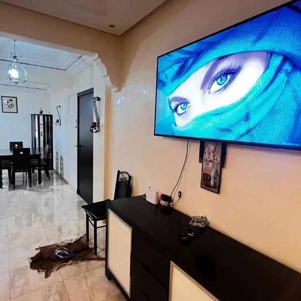 Magnifique Appartement spacieux confort propre familial 2 chambres salon et salle a manger a 20mn a pied de place jemaa el fina 4 piscines dans espace de Golf a 12 mn en voitures l entree est gratuit pour la clientele ouvert entre 10h et 20h, hotel in Marrakech