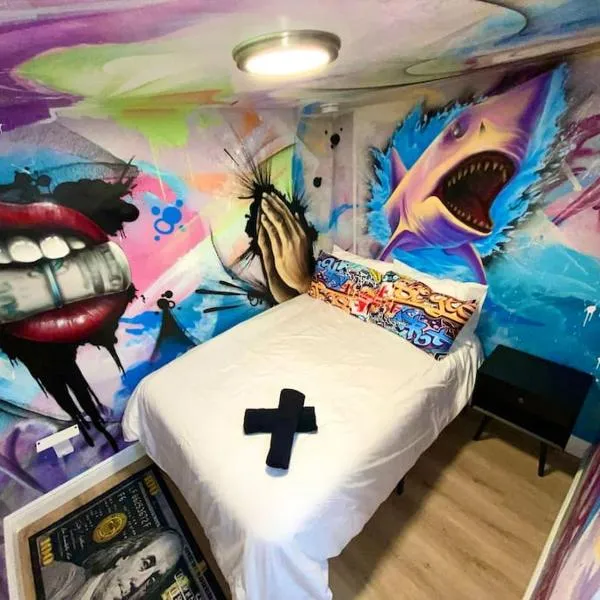 Cozy & Colorful Miami Art Canvas w/HotTub & Murals，位于迈阿密的酒店