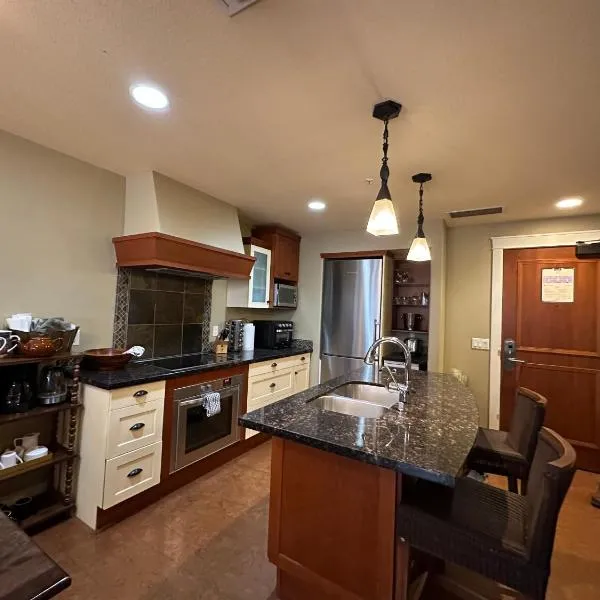 Solara Escape - 2BR Retreat with Pool - Hot Tub - Gym - Spa, ξενοδοχείο στο Κάνμορ