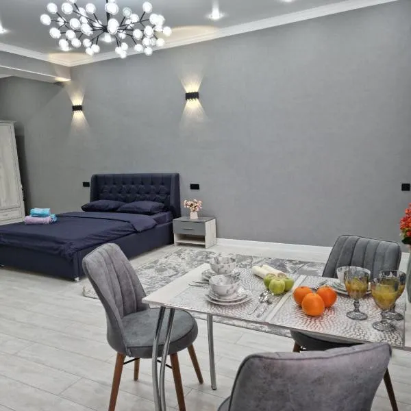 Уютная студия, hotel in Aktau
