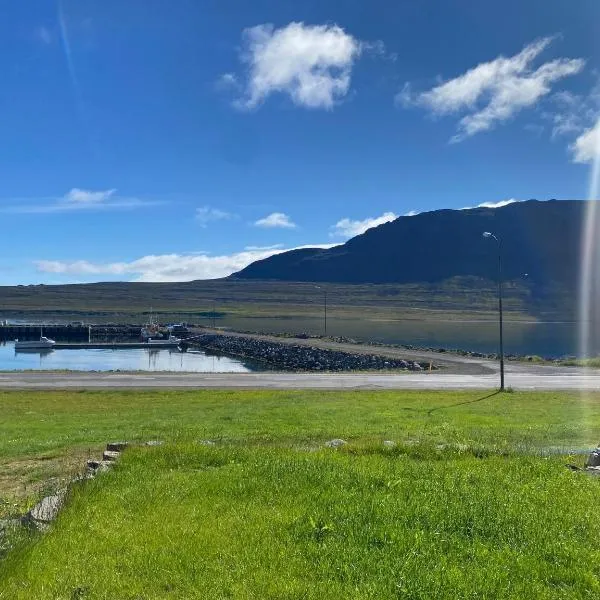 Sea, fjord & mountain view house, khách sạn ở Súðavík