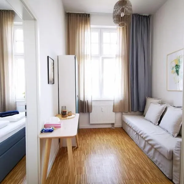SC 07 by ROCKCHAIR Apartments l SUPERHOST Status l 2,5 Bedrooms Boxspringbeds Balcony Elevator welcomes you!, hotel sa Berlin